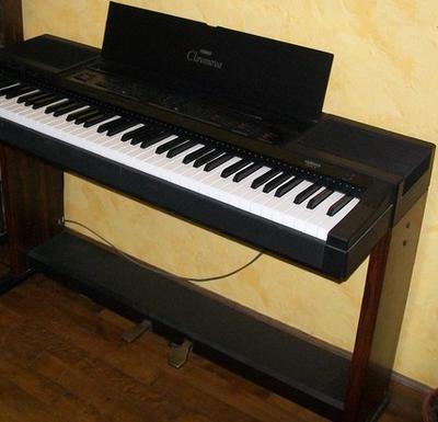 A yamaha Clavinova CVP 5